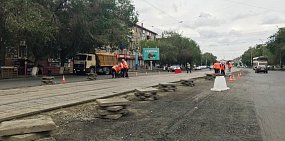 В центре Орска вдоль трамвайных путей начали демонтировать плитку