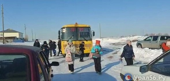 «Мы не хотим, чтобы наш поселок умер»: В Можаровке люди бьются за закрытую школу, прокуратура обратилась в суд