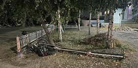В Акбулаке мотоциклист на большой скорости врезался в металлический забор и погиб