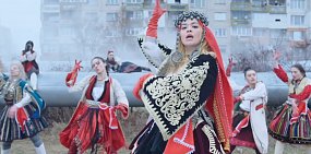 Стоп-кадр из клипа «Big»