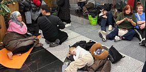 Люди спят на полу в аэропорту Москвы, фото: Осторожно, новости
