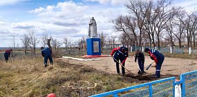 Сотрудники «Оренбургэнерго» благоустроили территорию вокруг памятника погибшим воинам