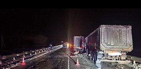 Оторвалось колесо: В массовом ДТП с грузовиками на трассе Оренбургской области погиб один человек