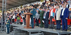 Во время репетиции парада в Оренбурге зрители без масок не соблюдали социальную дистанцию на переполненных трибунах