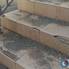Новая плитка на здании отремонтированной школы № 31 в Орске начала ломаться и отваливаться