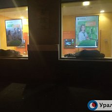 Бездомные используют круглосуточные отделения Сбербанка в Орске в качестве ночлежек