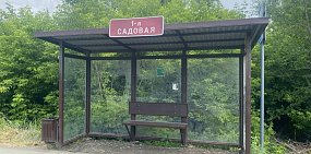 Пенсионеры-садоводы не умещаются на маленьких скамейках, которые установили на трамвайных остановках в Орске
