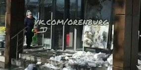 В Оренбурге глыба льда проломила крышу над входом в магазин «Магнит»