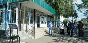 Евгений Солнцев посетил Курманаевку и поручил благоустроить соцобъекты – территорию школы и площадь