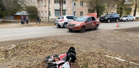 В Оренбурге два подростка на питбайке попали под колеса автомобиля