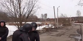 В Подмосковье мужчина закрылся в частном доме и открыл стрельбу по полицейским