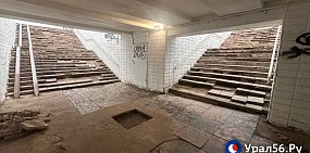 Лестница пешеходного перехода возле остановки «Театр Пьеро»