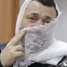 Сергей Жуков примерил оренбургский пуховый платок (видео)