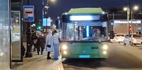 На остановке «ТЦ «Центр» в Оренбурге вечером 12 ноября