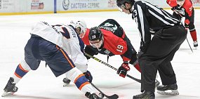 Вбрасывание. Фото: пресс-служба ХК «Нефтяник» 