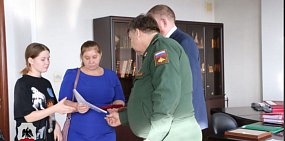 Награждение семей военнослужащих, фото администрации Орска