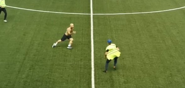 Во время футбольного матча «Оренбург» — «Волгарь» на поле выбежал болельщик (эпичное видео)