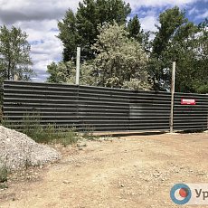 Единственную дорогу у побережью перегородил забор