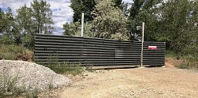 На пляже на Ириклинском водохранилище не построили турбазу, но установили железный забор