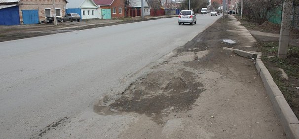 В Оренбурге на отремонтированной в 2016 году дороге появились огромные ямы
