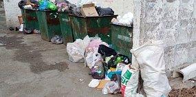 Орск завалило мусором: власти обещают проверить график его вывоза с контейнерных площадок