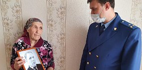 Вдова ветерана ВОВ Анастасия Дубовицкая с портретом мужа. Фото: Прокуратура Оренбургской области