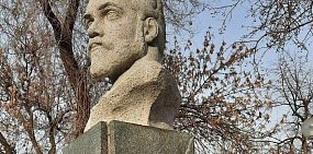 В Оренбурге после реставрации на место вернули бюст Петра Кобозева