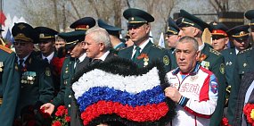 Жители Оренбурга возложили цветы к Вечному огню