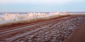 Как выглядит недавно названное Западное шоссе Орска? Оно проходит по полю и ямам, а снежные заносы до сих пор не ликвидированы