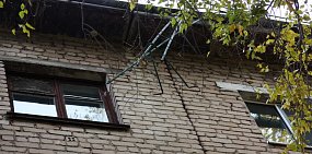  Жители орской многоэтажки: «При первом же сильном ветре мы может остаться без окон!»