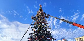 К Новому году в Оренбурге установят 200 елок. На площади у ДК «Газовик» уже начали собирать каркас