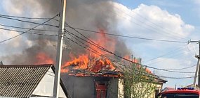 В Оренбурге горит заброшенный дом (видео)