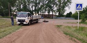В Оренбургской области подросток без шлема на мопеде врезался в КамАЗ