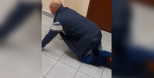 В Сети появилось видео, на котором инвалид ползает по коридорам больницы в Медногорске. Комментарий главного врача 
