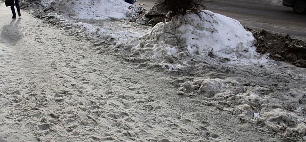В Орске рыхлости снега на дорогах достигают с помощью реагента «Экосол»
