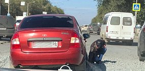 На проспекте в центре Орска водители застревают в щебне