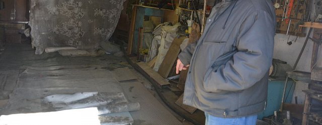 Житель Орска считает, что его дом ежедневно затапливает водой из прохудившегося водовода