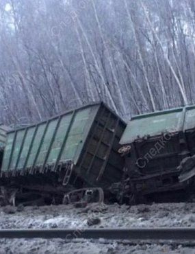 В Оренбургской области 17 вагонов товарного поезда с рудой сошли с рельсов