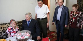 Орский депутат Алексей Перцев поздравил со столетним юбилеем орчанку 