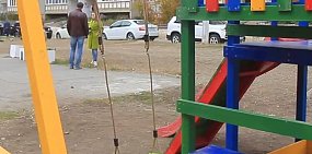Правильный капремонт: В Новотроицке жители сдали старые лифты на металлолом и сделали детскую площадку 