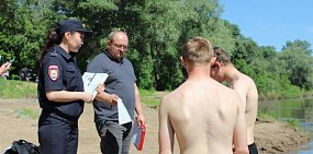 Сотрудники УМВД совместно с другими ведомствами проводят рейд на пляже. Фото УМВД по Оренбургской области 