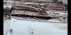  «Даже обследование проводить опасно»: Старинный особняк в Оренбурге, пострадавший от сноса соседнего здания, продолжает разваливаться