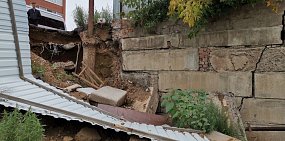 В Бузулуке опорная стена жилого комплекса рухнула на частный сектор