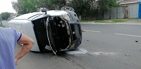 На улице Шевченко в Оренбурге столкнулись и перевернулись Нива и Газель