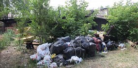 Во дворе дома по улице Макаренко в Орске образовалась свалка