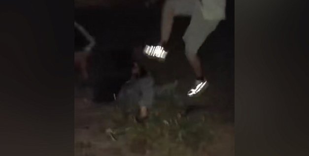 Толпа подростков избила и ограбила двух мужчин в Новотроицке. Происходящее они снимали на видео