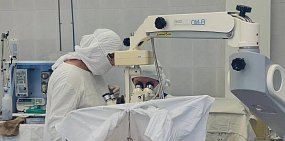 Врезался в дверь и чуть не потерял глаз: мужчине из Орска удалили из глазницы осколки