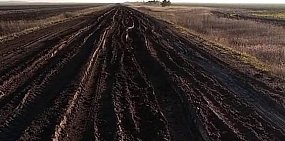 Дорога в плачевном состоянии в Курманаевском районе, фото: скрин видео из тг-чата Евгения Солнцева