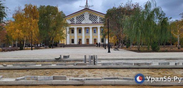 И снова филармония, и снова перекладывается плитка: в Оренбурге продолжается благоустройство у здания областной филармонии. Фотофакт Урал56.Ру