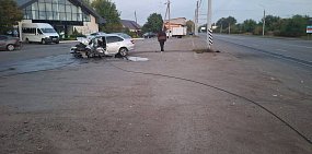 Машина покорежена, водитель в больнице: Утро в Оренбурге началось с ДТП